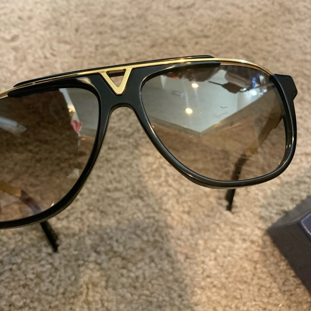 Sold—Louis Vuitton logo sunglasses - Picture 4 of 13